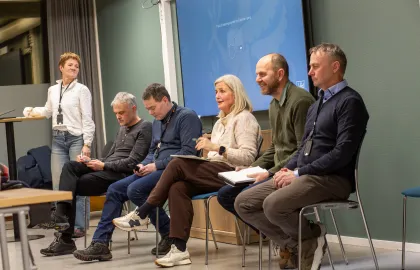 Flere personer samlet i et panel i møtet