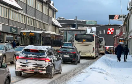 Kø av biler og busser i sentrumsgate