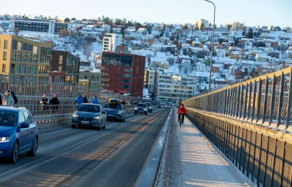 Syklist på Tromsøbrua