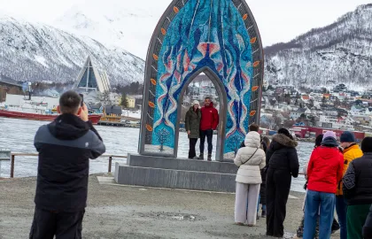 Turister tar bilder ved Porten til ishavet på Vervet