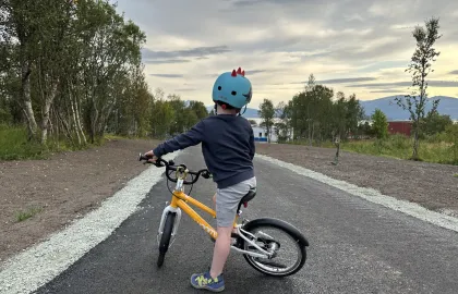Barn på sykkel ny gang- og sykkelsti. Foto: Tromsø kommune Barn på sykkel ny gang- og sykkelsti. Foto: Tromsø kommune