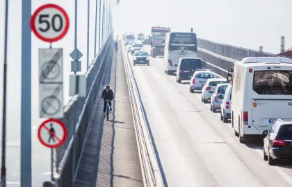 Viser syklist i sykkelfelt på Tromsøbrua