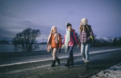 Tenk Tromsø bygger tryggere skoleveier Tre jenter på skolevei