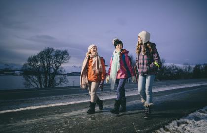Tre jenter på skolevei
