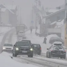 Bilkø i snøvær langs Strandvegen i Tromsø.