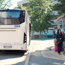 Buss ved holdeplass i Tromsø sentrum.