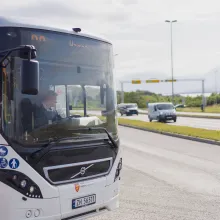 Buss som kjører ut av bussterminalen i Giæverbukta i Tromsø.