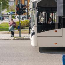 Buss venter på grønt lys i et kryss i Tromsø sentrum.
