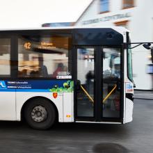Kjørende buss gjennom sentrum