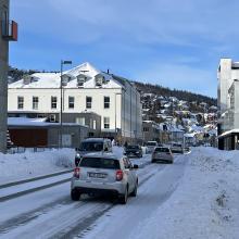 Gatebilde fra Stakkevollvegen, med snø og biltrafikk.