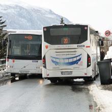 To busser møtes i Dramsvegen