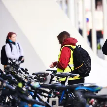 Syklist ved sykkelparkering i Tromsø sentrum