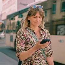Svipper buss og bussreisende kvinne. 