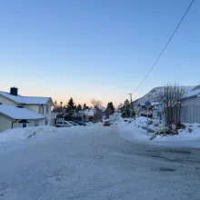 Trafikk i vei ved fjellheisen i Tromsdalen
