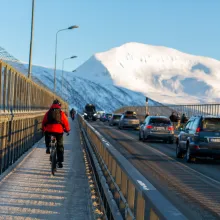 Syklist på Tromsøbrua